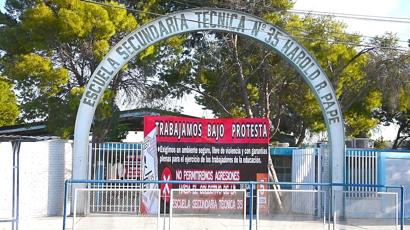 Maestros de la Secundaria Técnica 35 de Monclova trabajan bajo protesta tras agresión de alumno Maestros de la Secundaria Técnica 35 de Monclova trabajan bajo protesta tras agresión de alumno