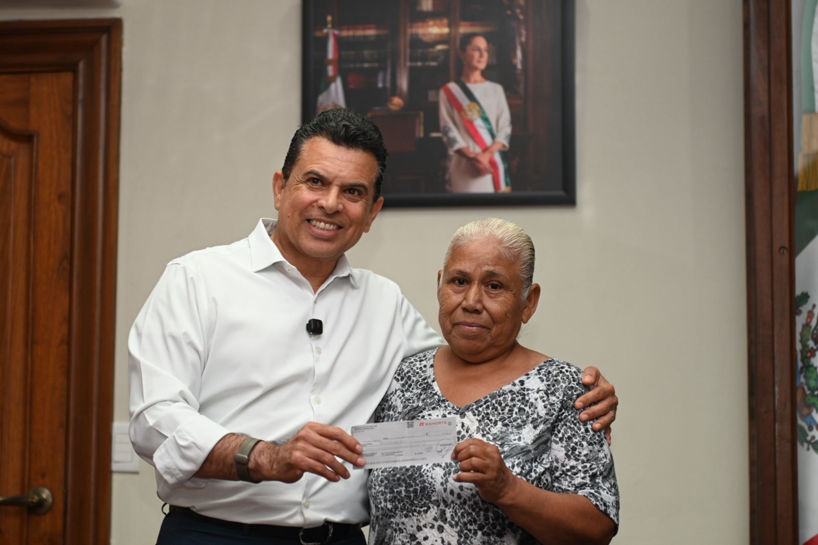 Entrega Lalo Gattás seguro por incendio de vivienda a ciudadana afectada Entrega Lalo Gattás seguro por incendio de vivienda a ciudadana afectada