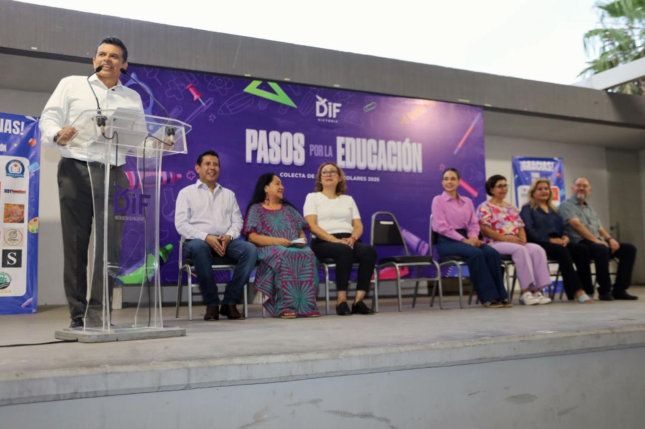 Entregan Lalo y Lucy 2,500 kits escolares del programa Pasos por la Educación 2025