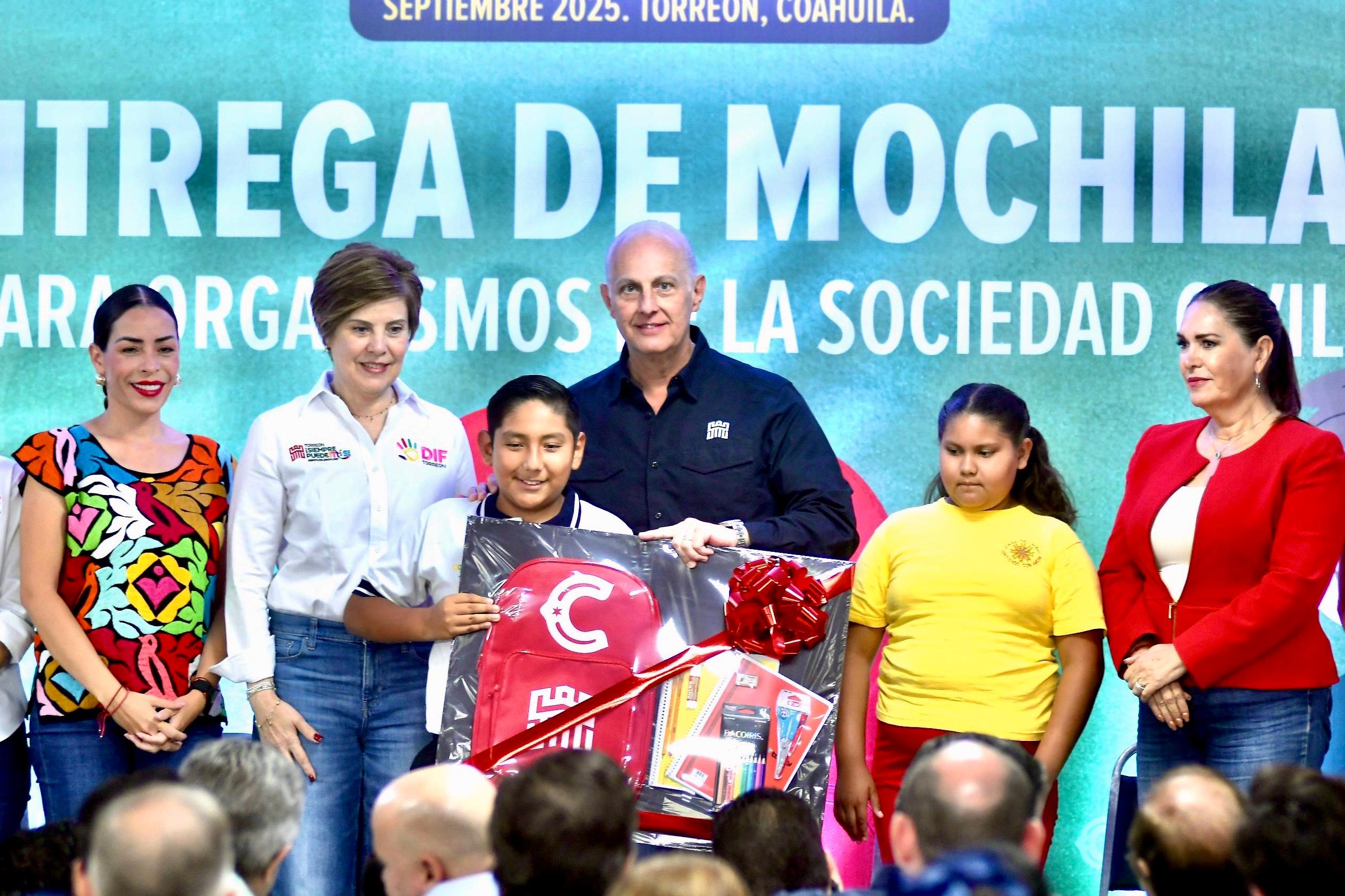 Román Cepeda entrega mochilas a organismos de la sociedad civil