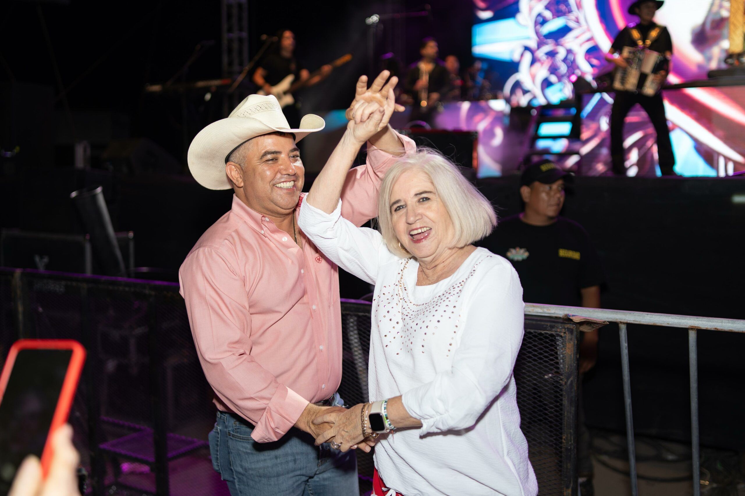 Alicia Villarreal puso a cantar y bailar a Sabinas en la Feriexpo 2025 Alicia Villarreal puso a cantar y bailar a Sabinas en la Feriexpo 2025