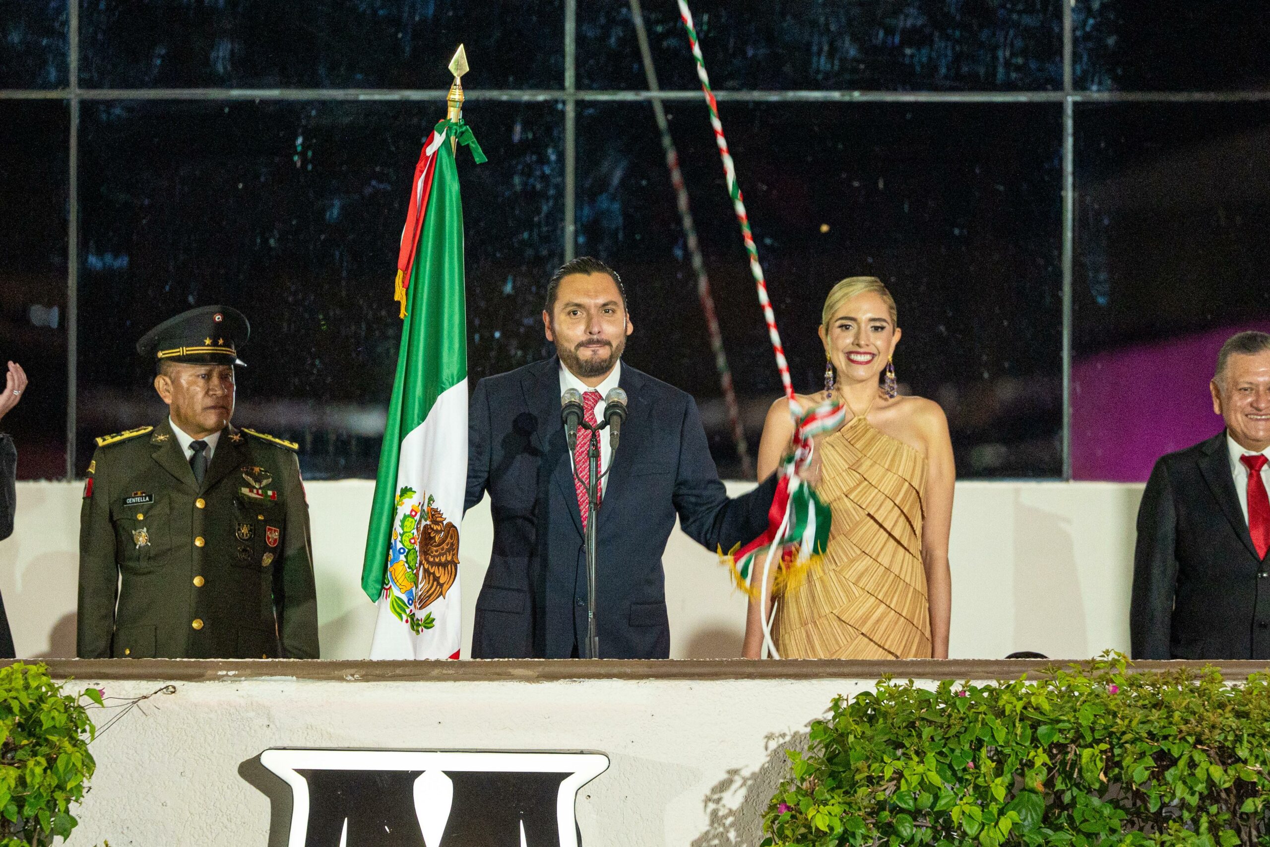 Carlos Villarreal da el Grito de Independencia en Plaza Principal de Monclova