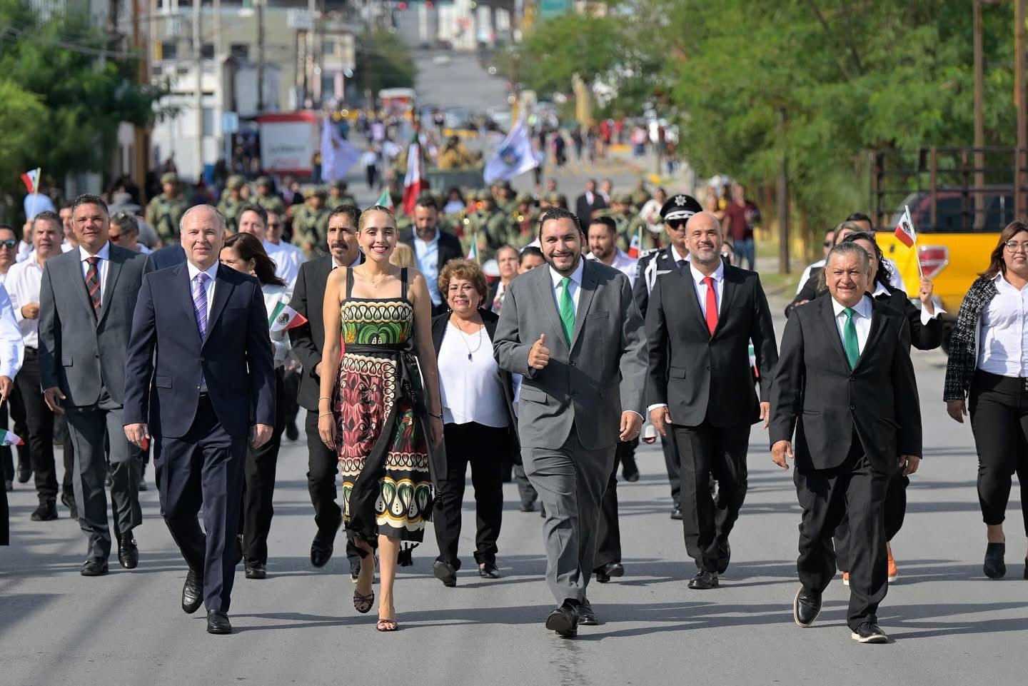 Carlos Villarreal encabeza desfile por el 215 aniversario de la Independencia