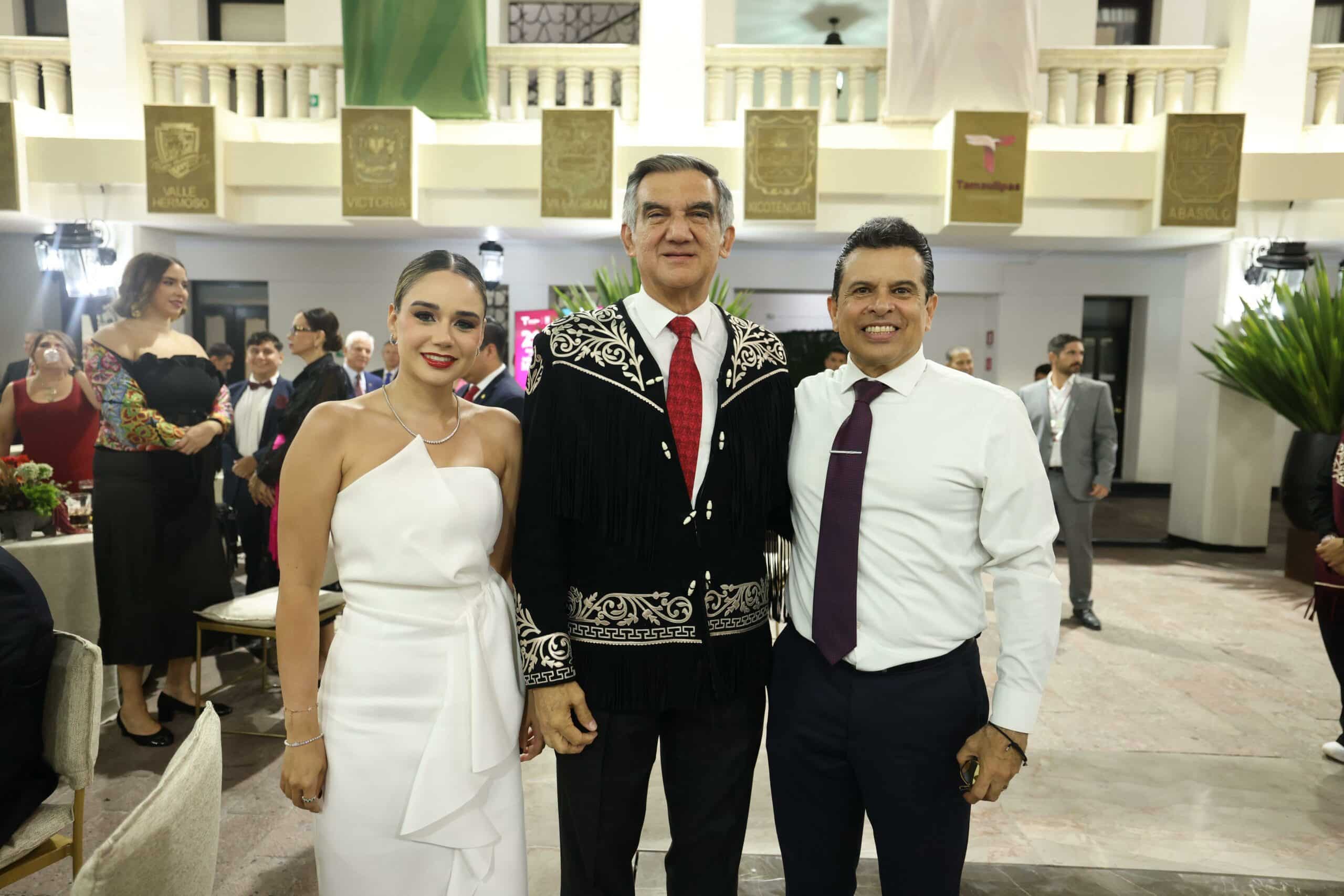 Asisten Lalo y Lucya ceremonia de Grito de Independencia