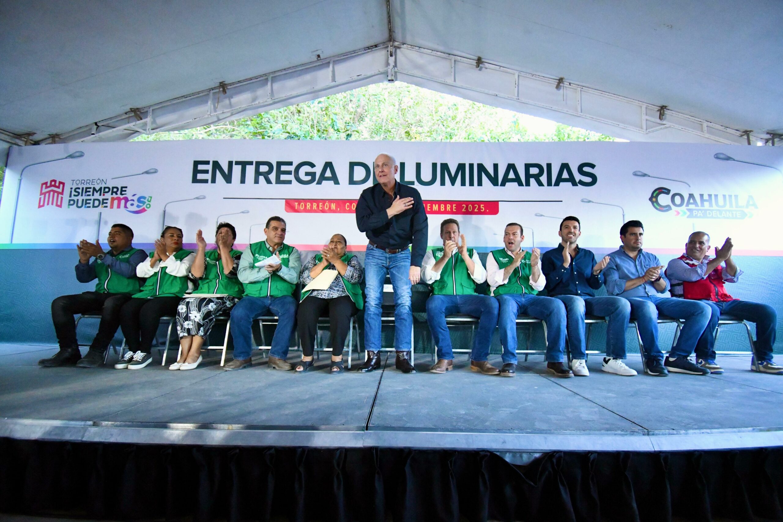 Román Cepeda entrega la modernización del alumbrado público en el ejido La Palma