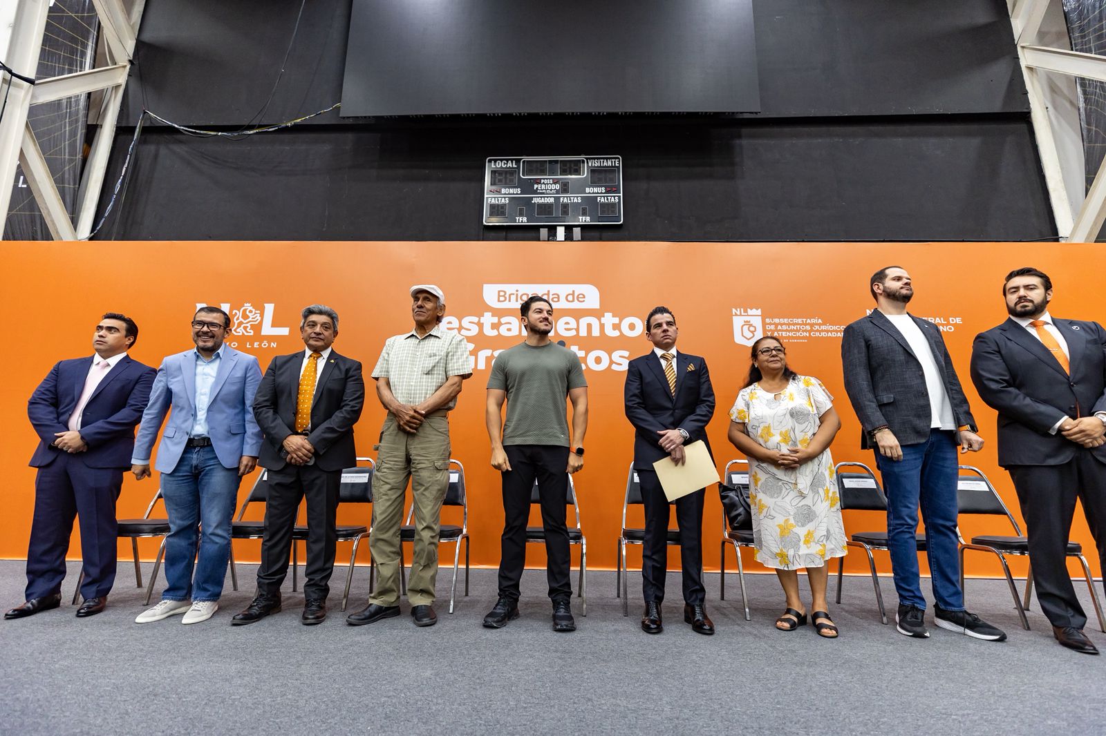 Entrega Samuel García mil 300 testamentos gratuitos a familias de Nuevo León
