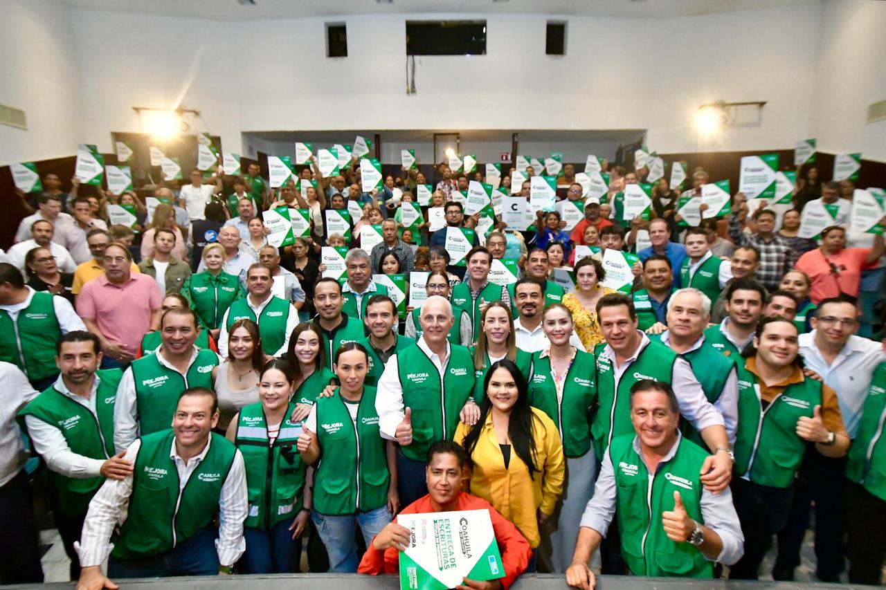 Román Cepeda entrega escrituras a 121 familias de Torreón