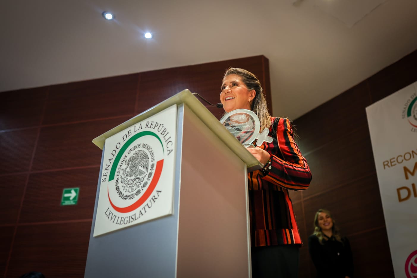 Reconocen a Martha Herrera con el galardón Mujer Distrito 2025 por su liderazgo en igualdad, inclusión y sostenibilidad