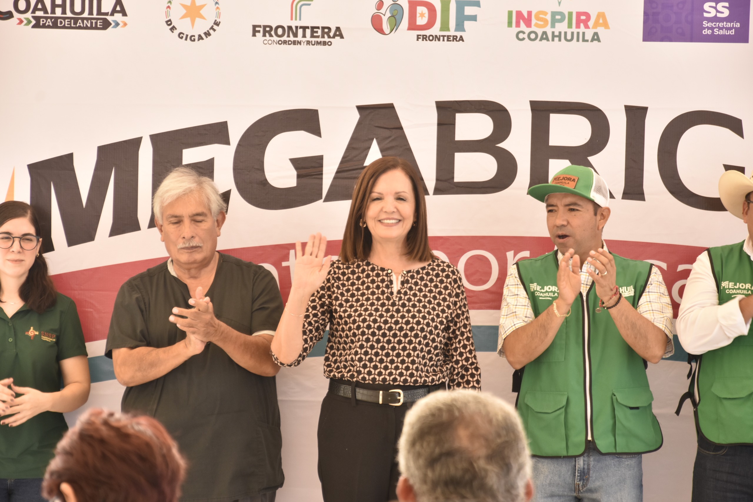 Sari Pérez acerca servicios gratuitos de salud a familias de la colonia Borja
