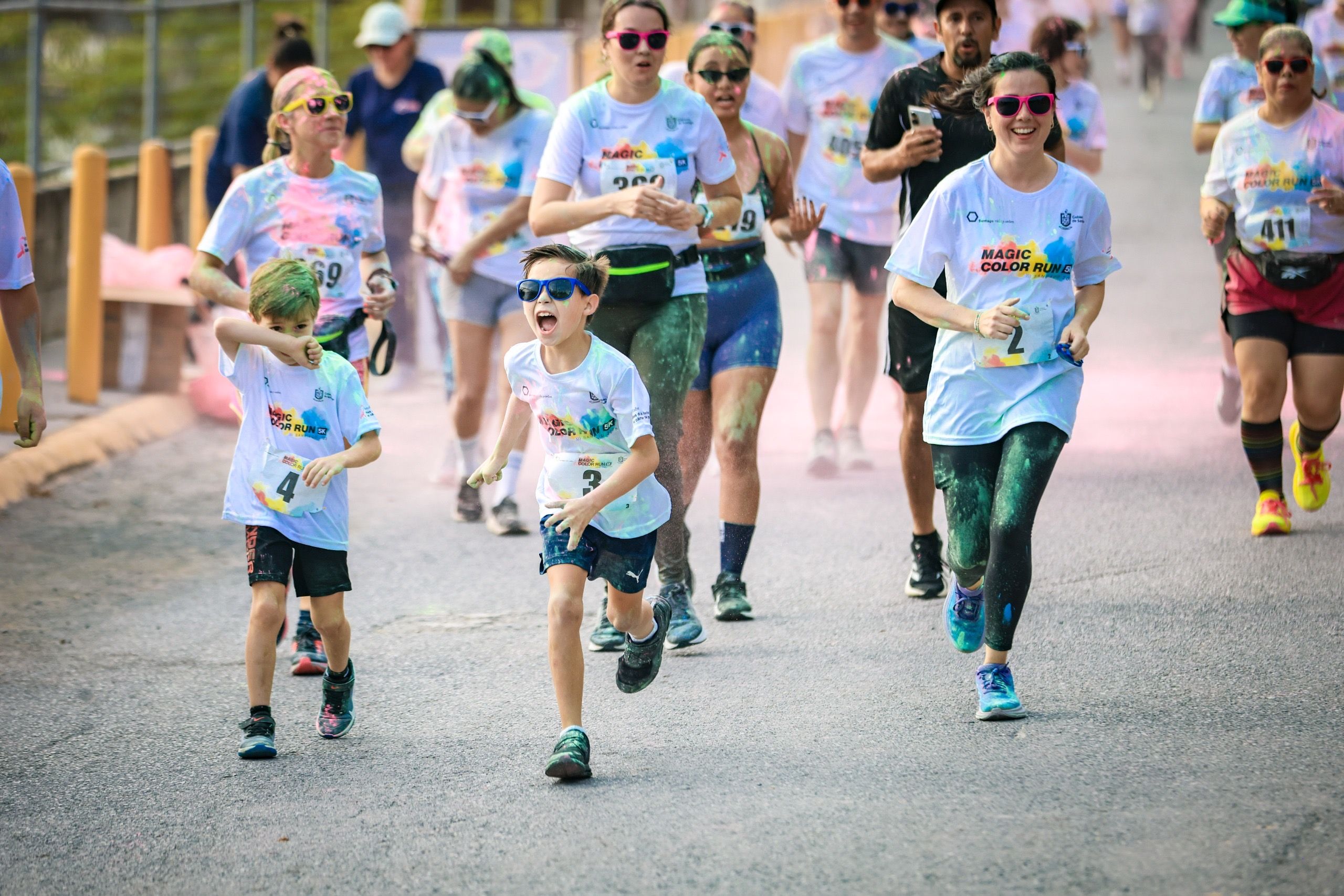 Más de 1,600 corredores llenan de color las calles de Santiago con la 8va edición de la “Magic Color Run 2025”