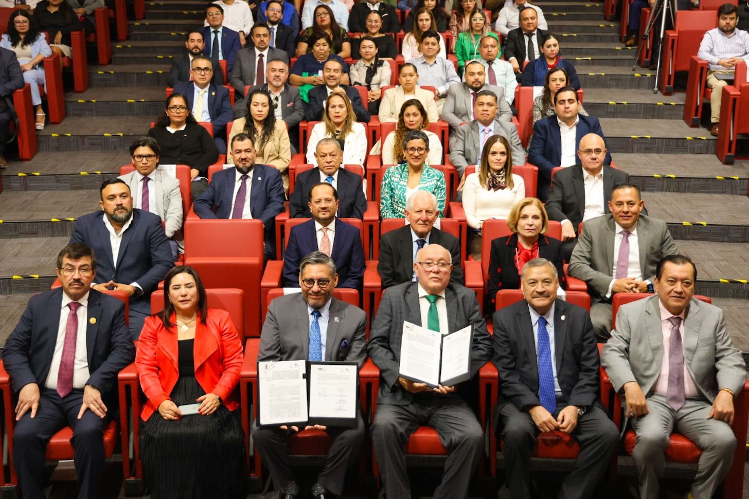 Fortalece la UAT manejo eficiente y transparente de los recursos Fortalece la UAT manejo eficiente y transparente de los recursos
