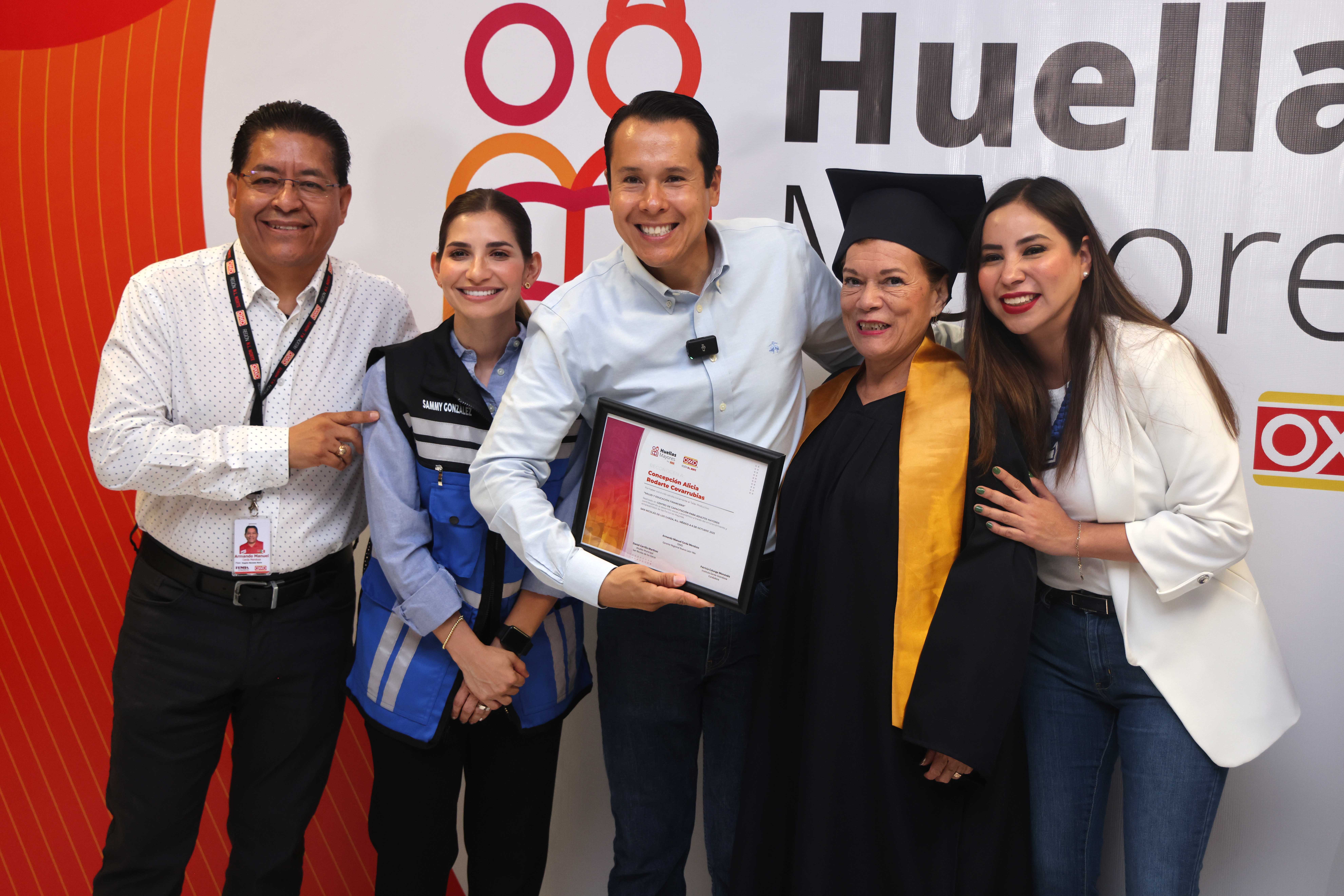 San Nicolás capacita a adultos mayores en tecnología y salud financiera