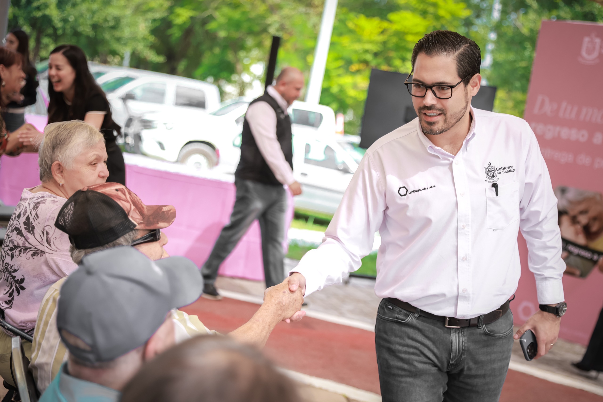 David de la Peña y su esposa Olga Amalia Villalón entregan a adultos mayores las primeras pulseras “De tu Mano Regreso a Casa”