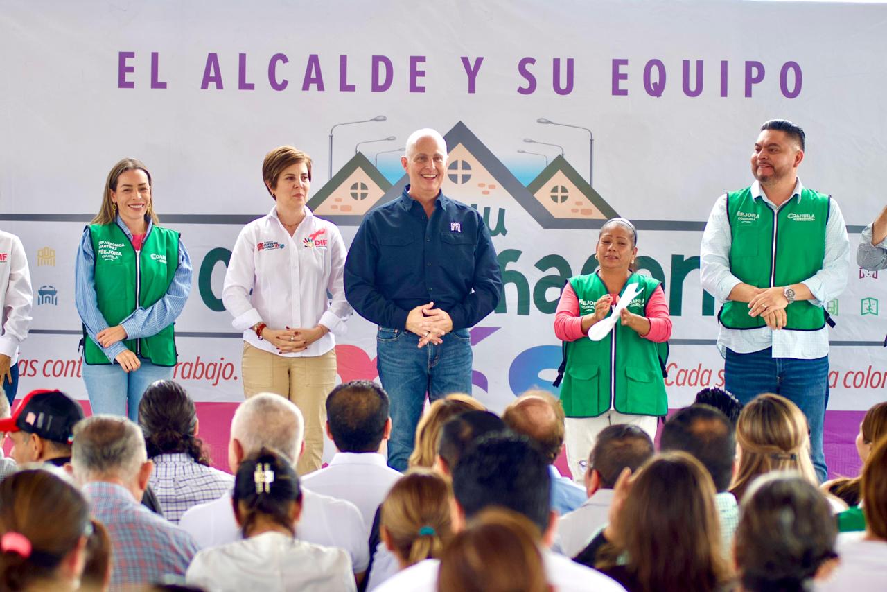 Román Alberto Cepeda González entrega cuatro plazas durante la brigada municipal en Hacienda Santa María Román Alberto Cepeda González entrega cuatro plazas durante la brigada municipal en Hacienda Santa María