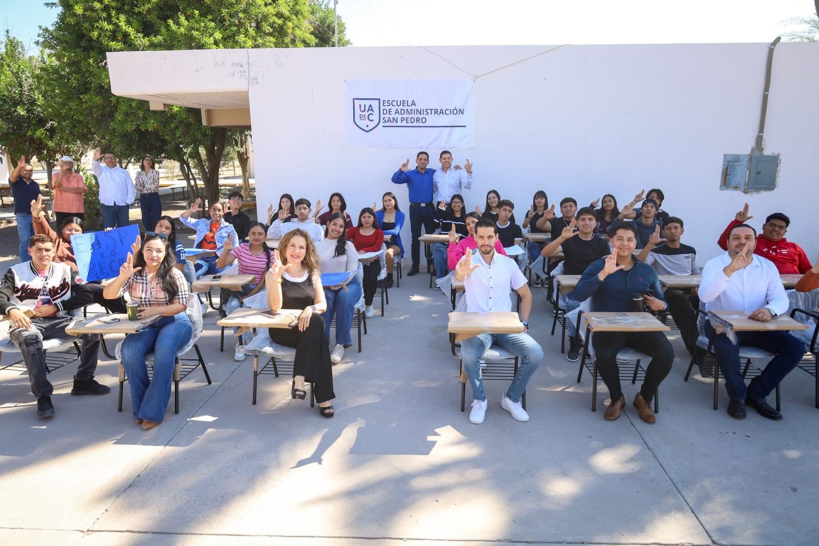 Entrega Rector de la UAdeC Mesabancos a la Escuela de Administración San Pedro y a la Escuela de Bachilleres Aguanueva  Entrega Rector de la UAdeC Mesabancos a la Escuela de Administración San Pedro y a la Escuela de Bachilleres Aguanueva