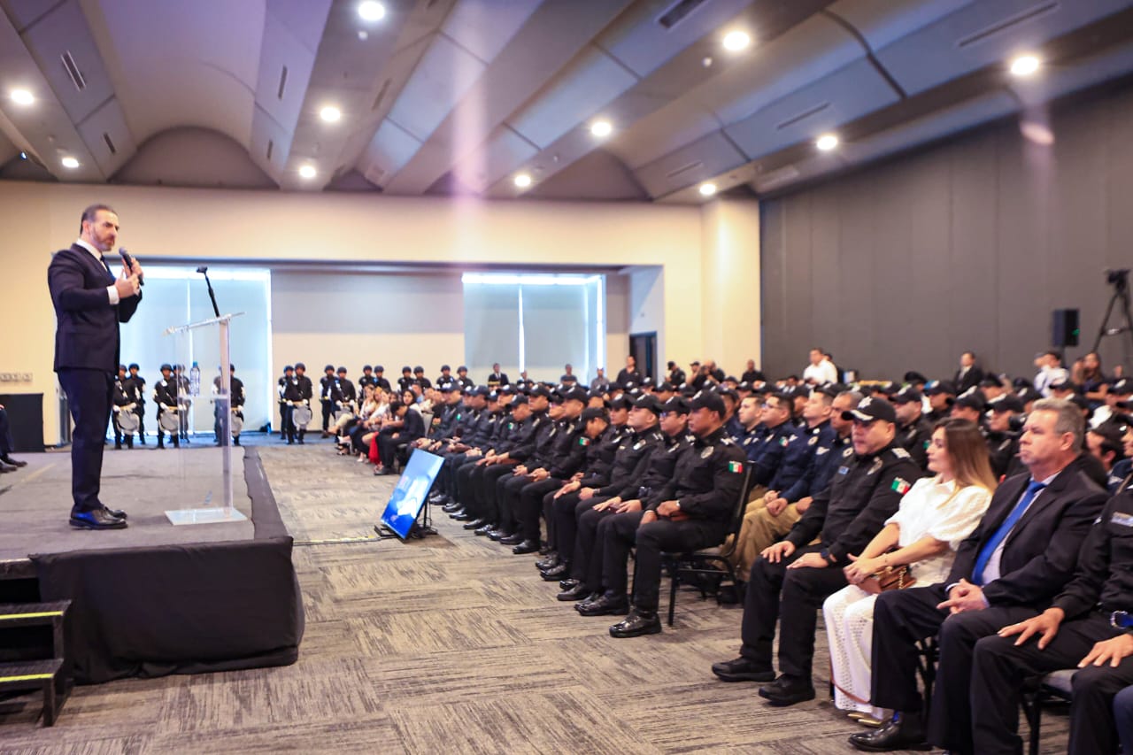 Condecora Adrián de la Garza a elementos de Policía y Tránsito por acciones de gran impacto social Condecora Adrián de la Garza a elementos de Policía y Tránsito por acciones de gran impacto social