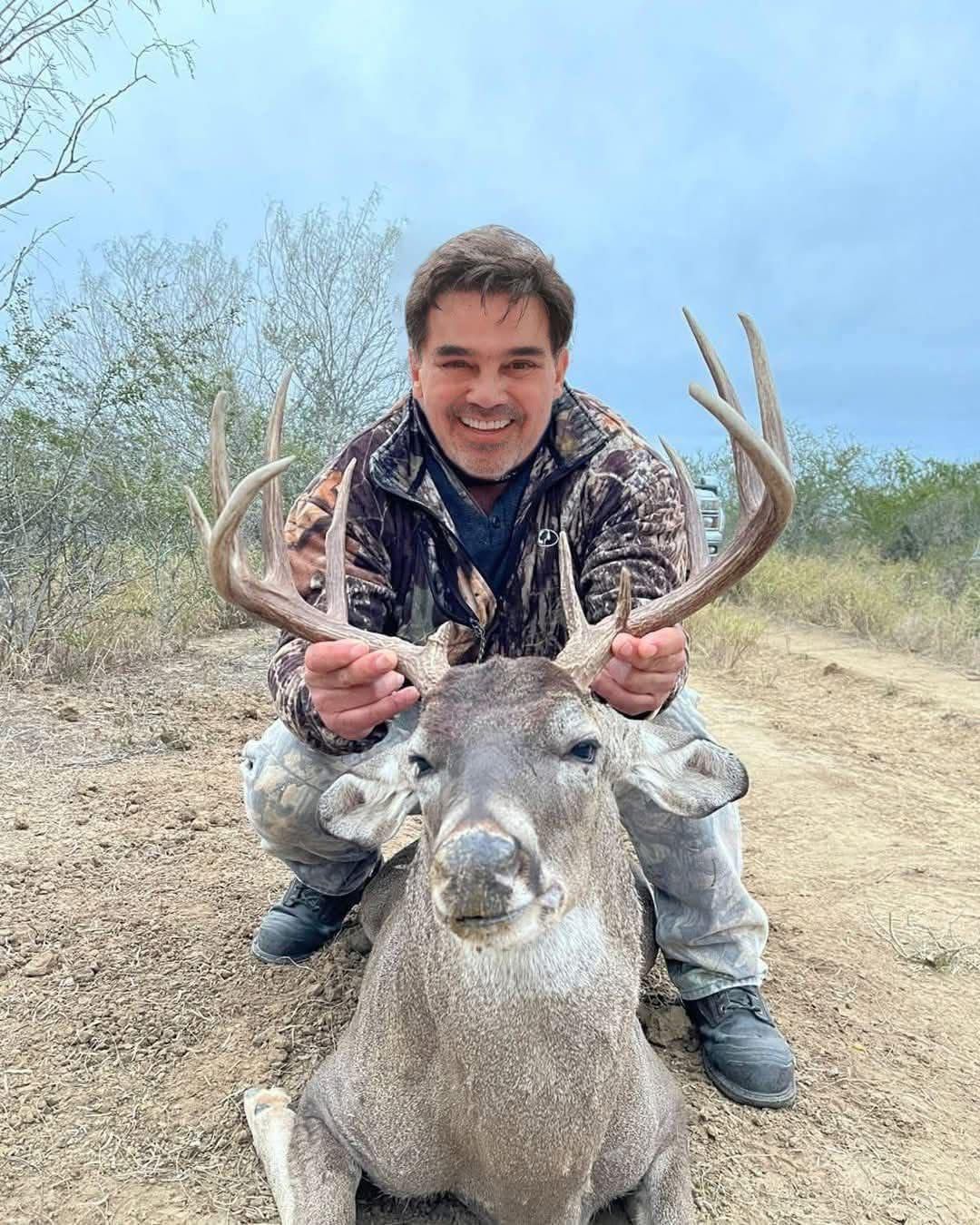 Cuestionan a “Pato” Zambrano por fotografía de caza de venado