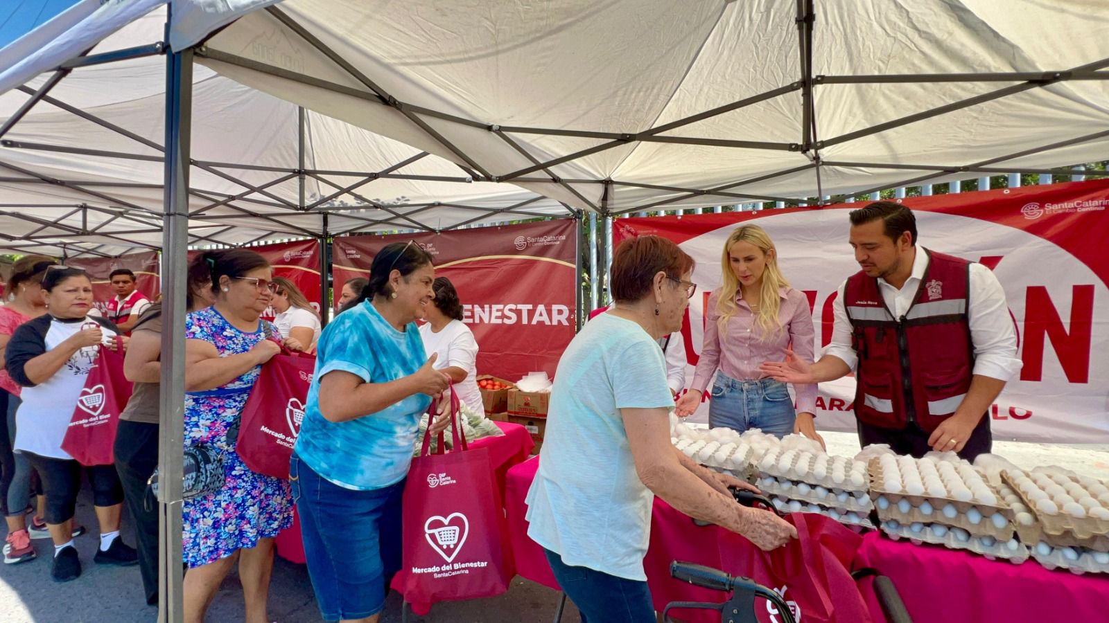 Entrega Jesús Nava alimentos gratis