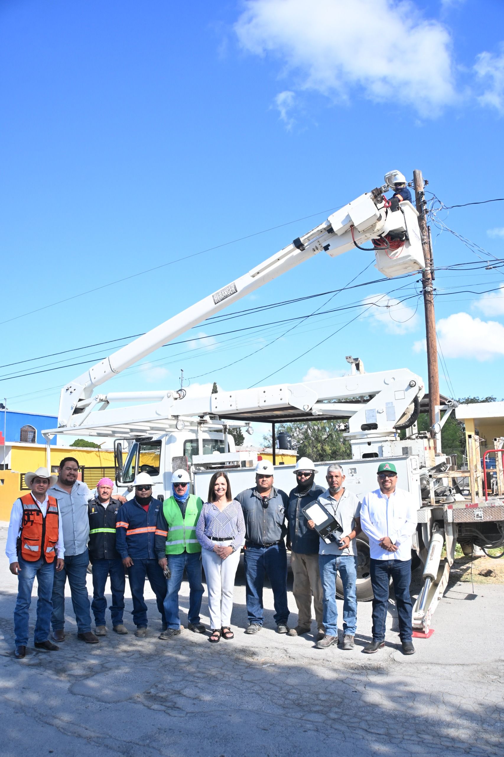 Sari Pérez moderniza el alumbrado público en ejidos 8 de Enero y La Cruz Sari Pérez moderniza el alumbrado público en ejidos 8 de Enero y La Cruz