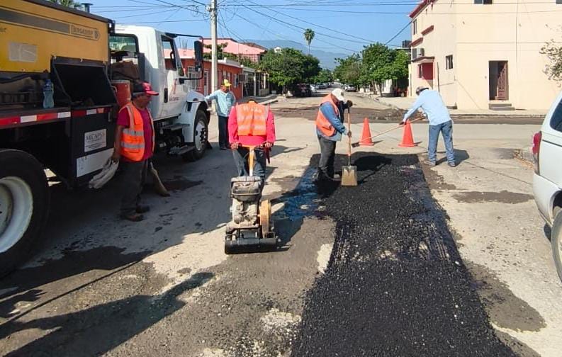 Cuadrillas siguen eliminando baches de avenidas y calles de Victoria Cuadrillas siguen eliminando baches de avenidas y calles de Victoria