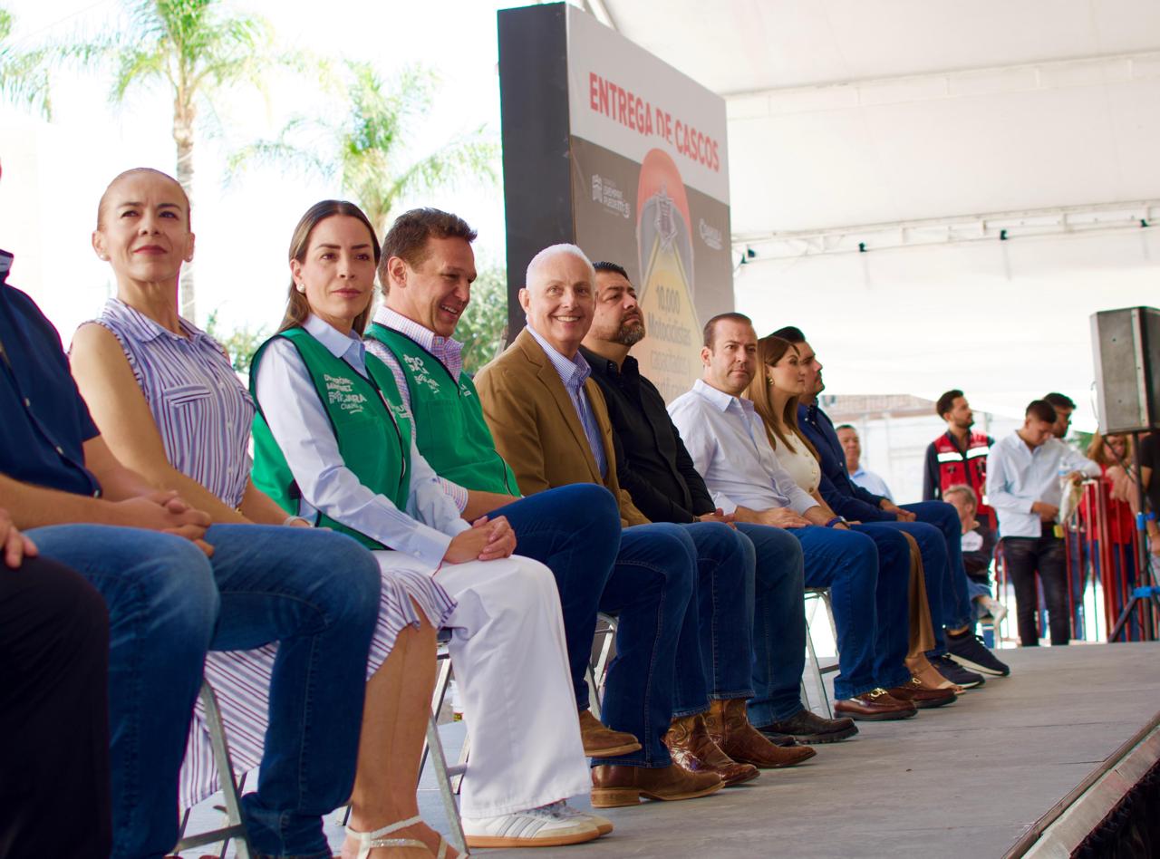 Román Alberto Cepeda González entrega 400 cascos a motociclistas para fortalecer la Seguridad Vial Román Alberto Cepeda González entrega 400 cascos a motociclistas para fortalecer la Seguridad Vial