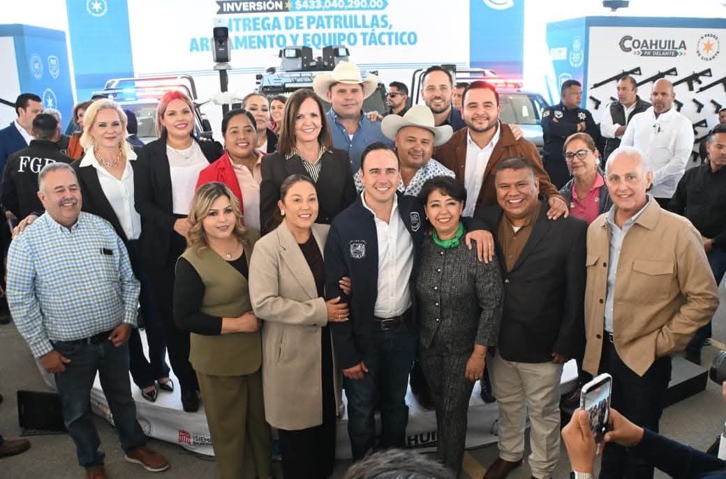 Yesica Sifuentes recibe dos patrullas entregadas por el Gobernador Manolo Jiménez Yesica Sifuentes recibe dos patrullas entregadas por el Gobernador Manolo Jiménez