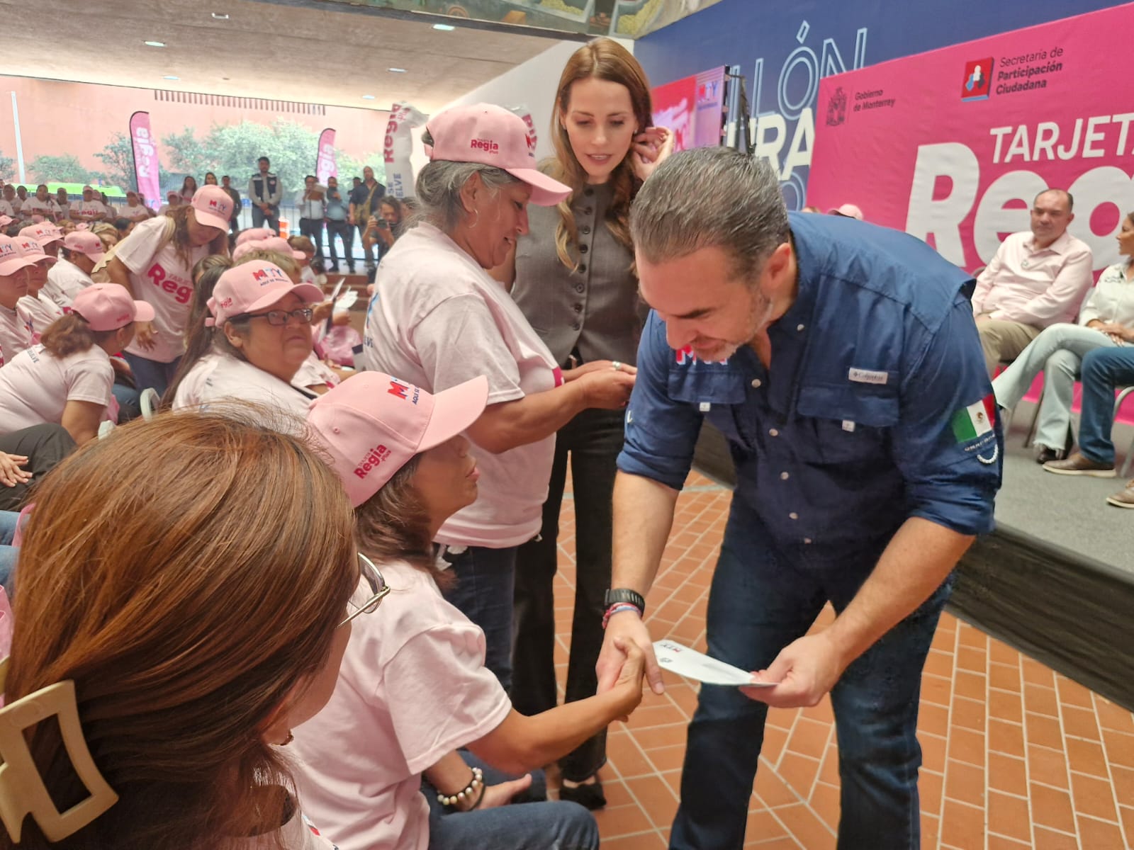 Continúa Monterrey con la entrega de al Tarjeta Regia