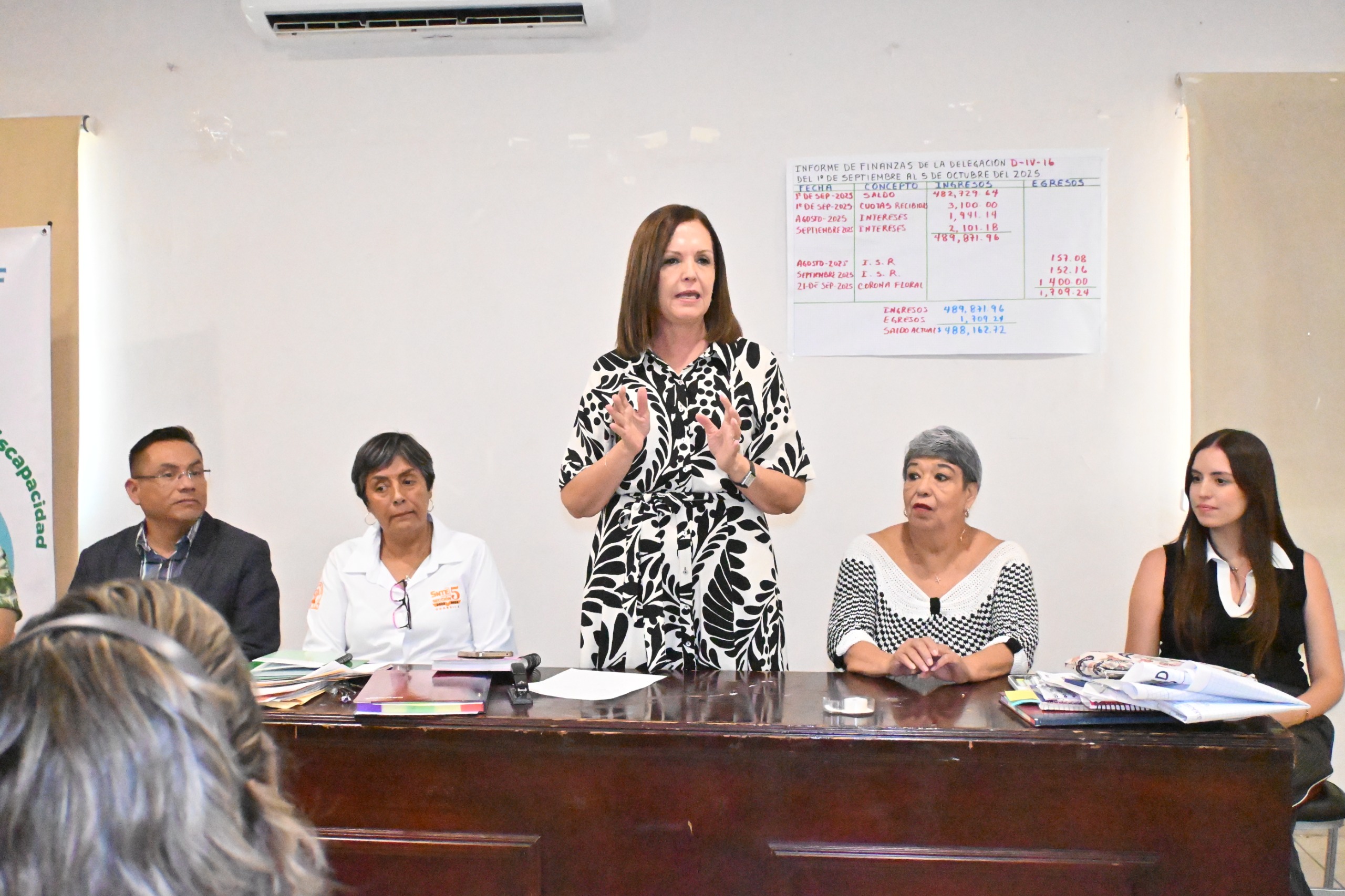 Sari Pérez se reúne con maestras y maestros jubilados y pensionados de Frontera