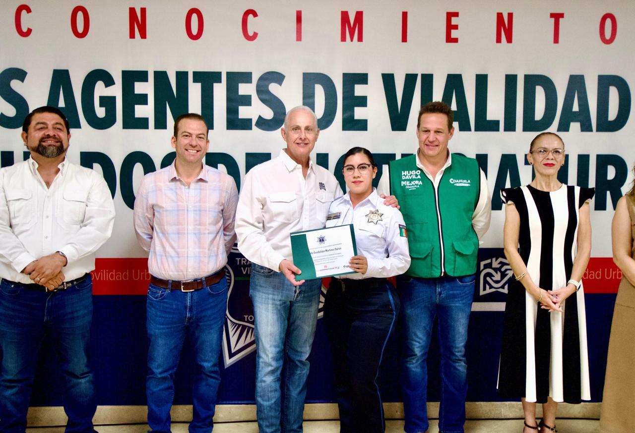 Román Cepeda entrega reconocimientos a 14 agentes de Vialidad graduados de licenciaturas Román Cepeda entrega reconocimientos a 14 agentes de Vialidad graduados de licenciaturas