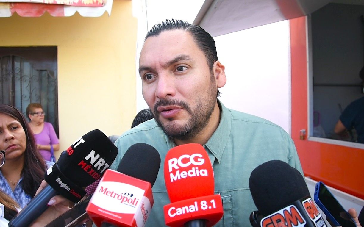 Entrega Carlos Villarreal recarpeteo en la colonia Miravalle Entrega Carlos Villarreal recarpeteo en la colonia Miravalle