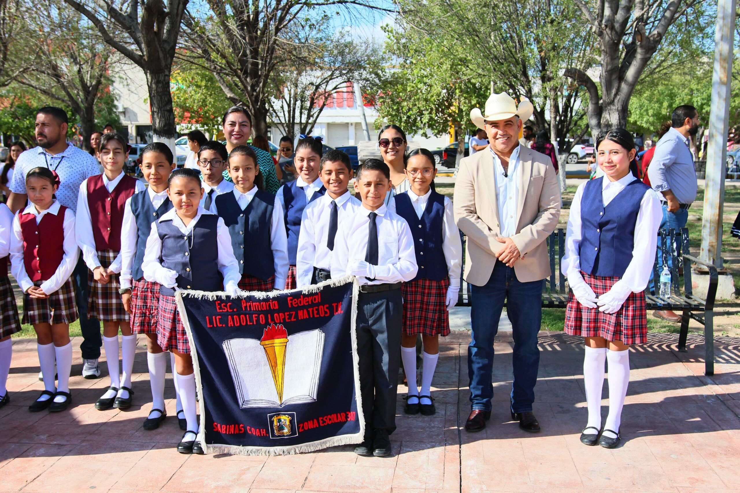Chano Díaz celebra la identidad y cultura de Sabinas con parada cívica del Día de la Raza Chano Díaz celebra la identidad y cultura de Sabinas con parada cívica del Día de la Raza