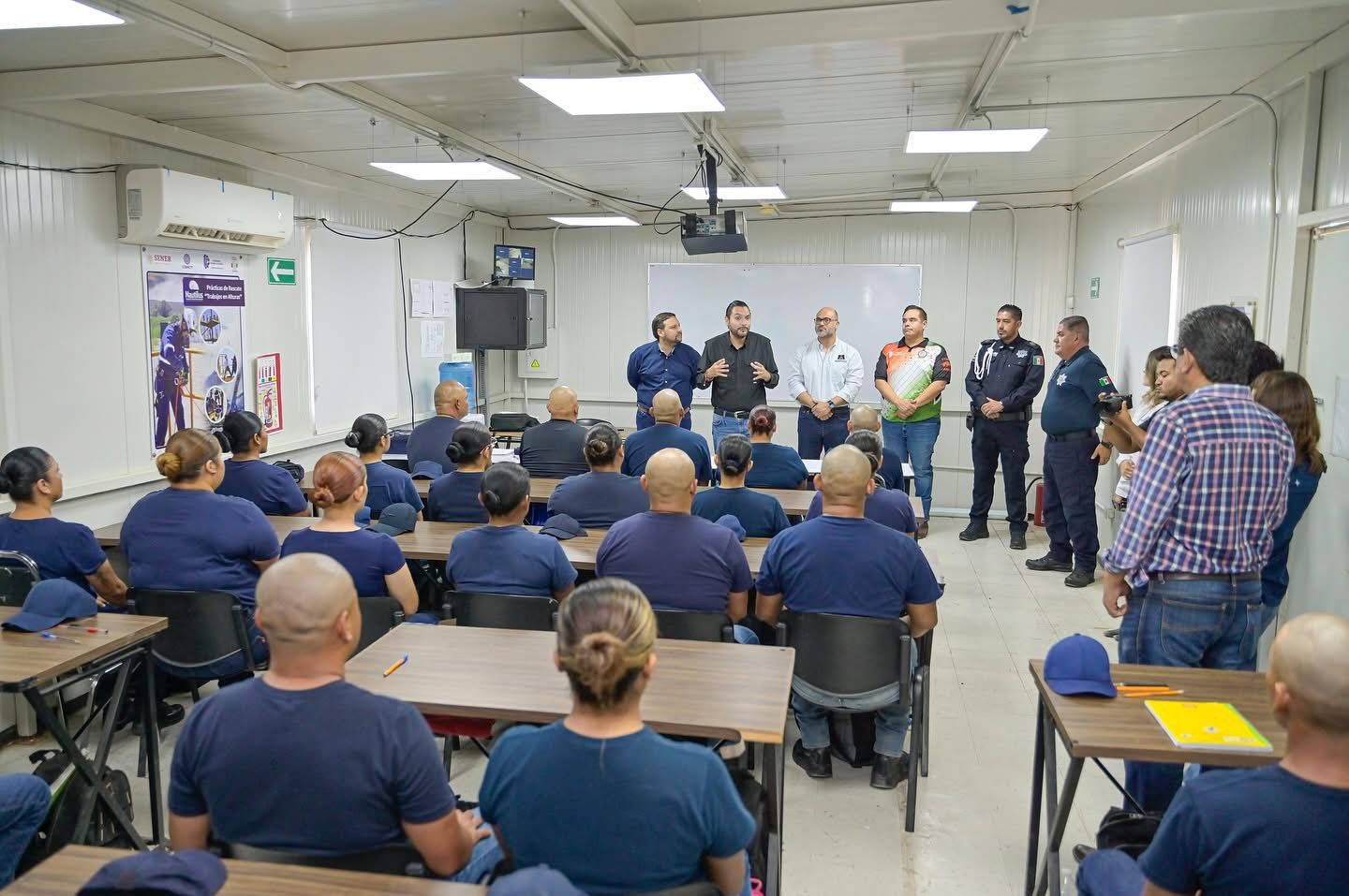 Carlos Villarreal refrenda apoyo a la Academia Regional de Policía Carlos Villarreal refrenda apoyo a la Academia Regional de Policía