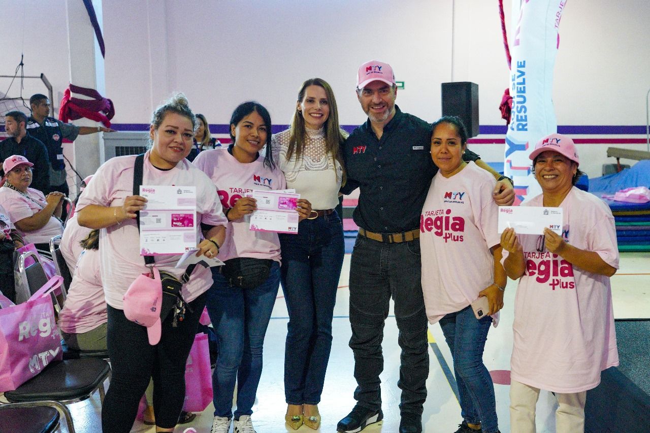 Avanza entrega de Tarjeta Regía Plus Avanza entrega de Tarjeta Regía Plus