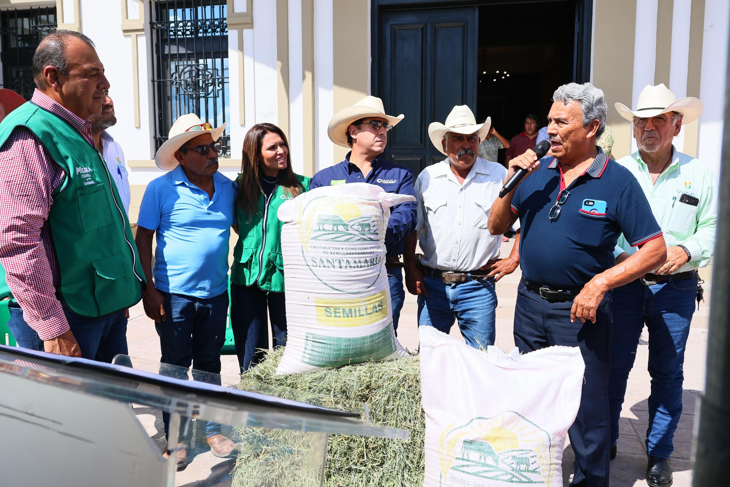 Sabinas y Coahuila fortalecen al campo con entrega de semilla de avena subsidiada