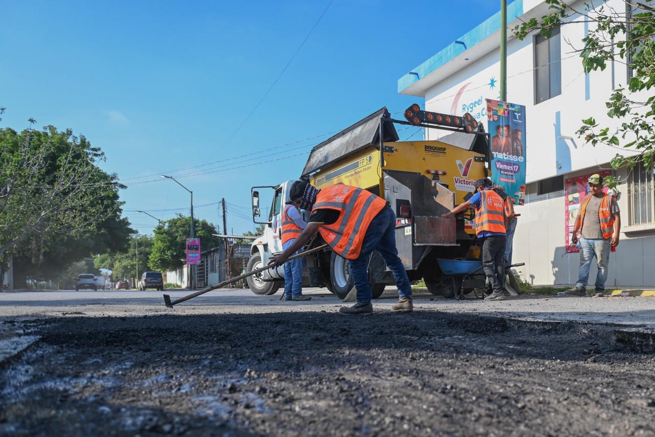 Bacheo en Victoria no se detiene, reparan calles en sábado Bacheo en Victoria no se detiene, reparan calles en sábado