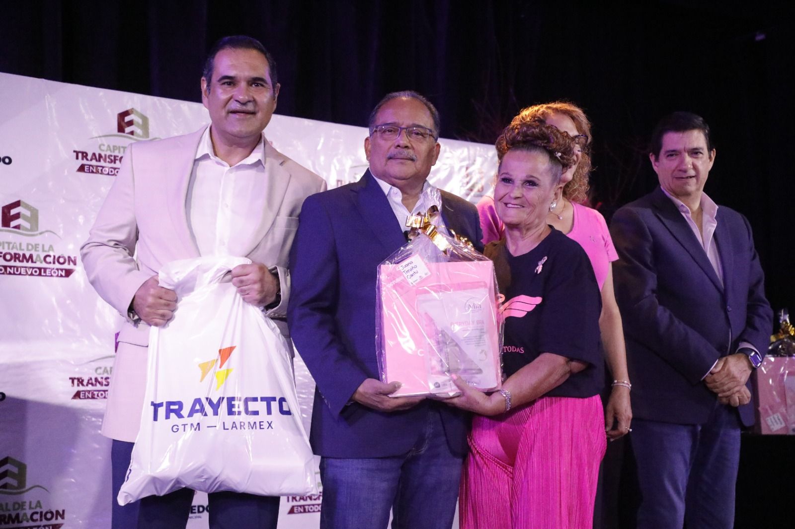 Entrega Mijes kits de esperanza a mujeres sobrevivientes de cáncer de mama Entrega Mijes kits de esperanza a mujeres sobrevivientes de cáncer de mama