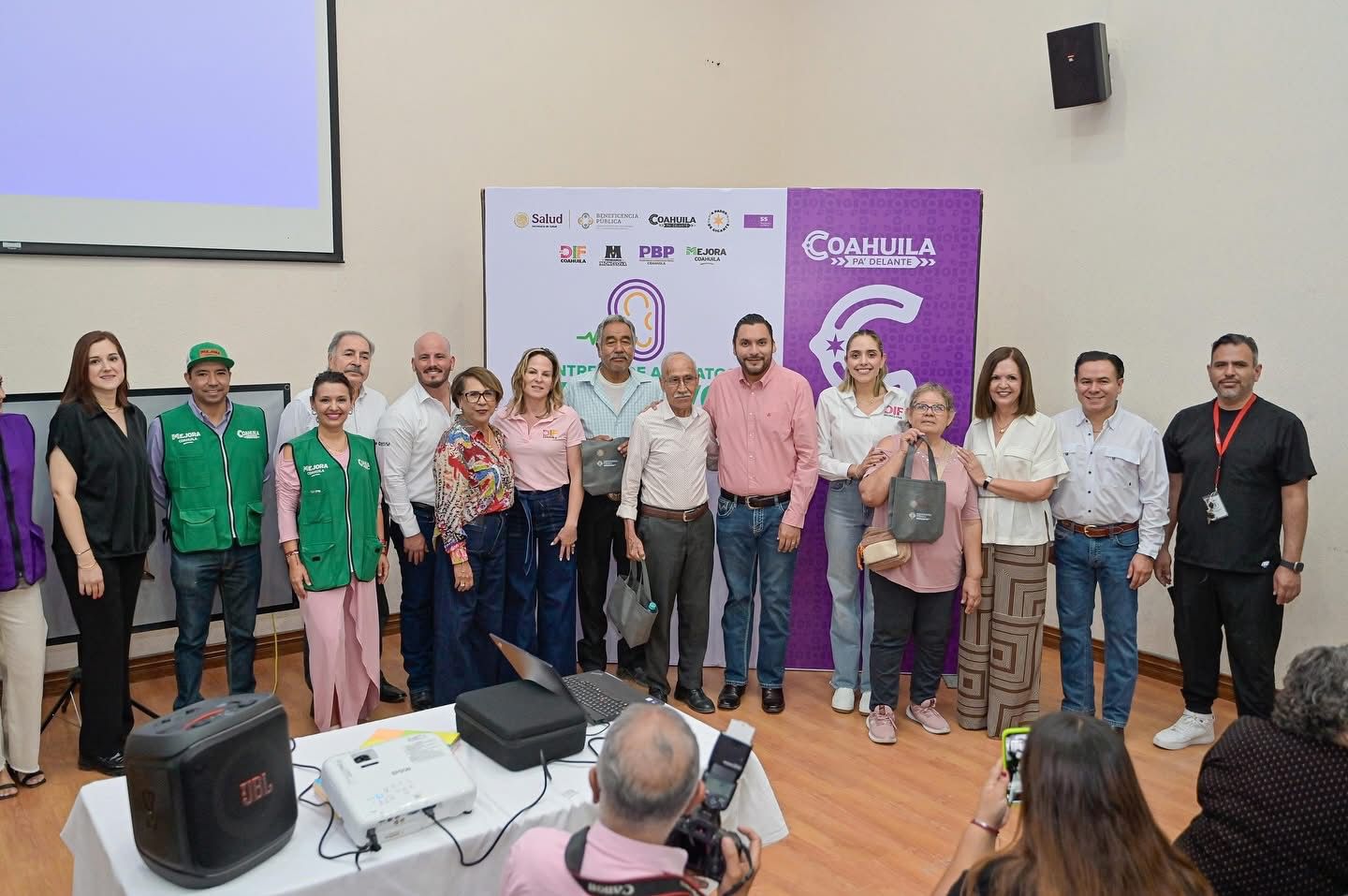 Carlos Villarreal se suma a la entrega de aparatos auditivos del DIF Coahuila Carlos Villarreal se suma a la entrega de aparatos auditivos del DIF Coahuila
