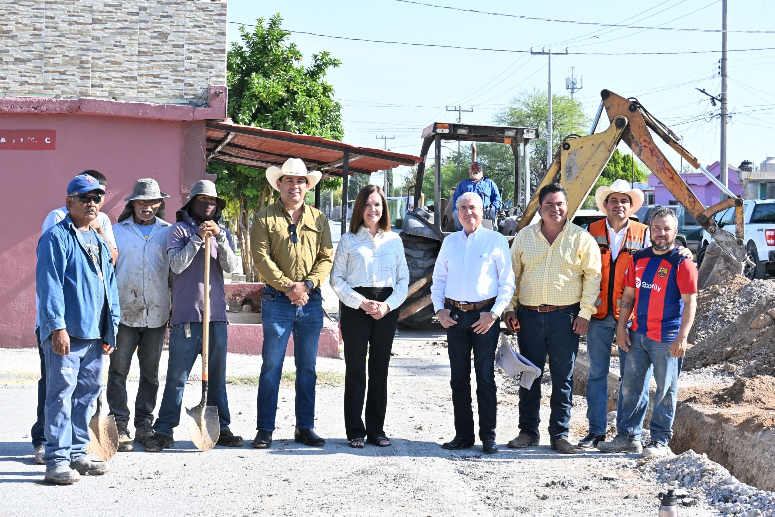 Sari Pérez supervisa obra hidráulica que se realiza en la colonia Occidental Sari Pérez supervisa obra hidráulica que se realiza en la colonia Occidental