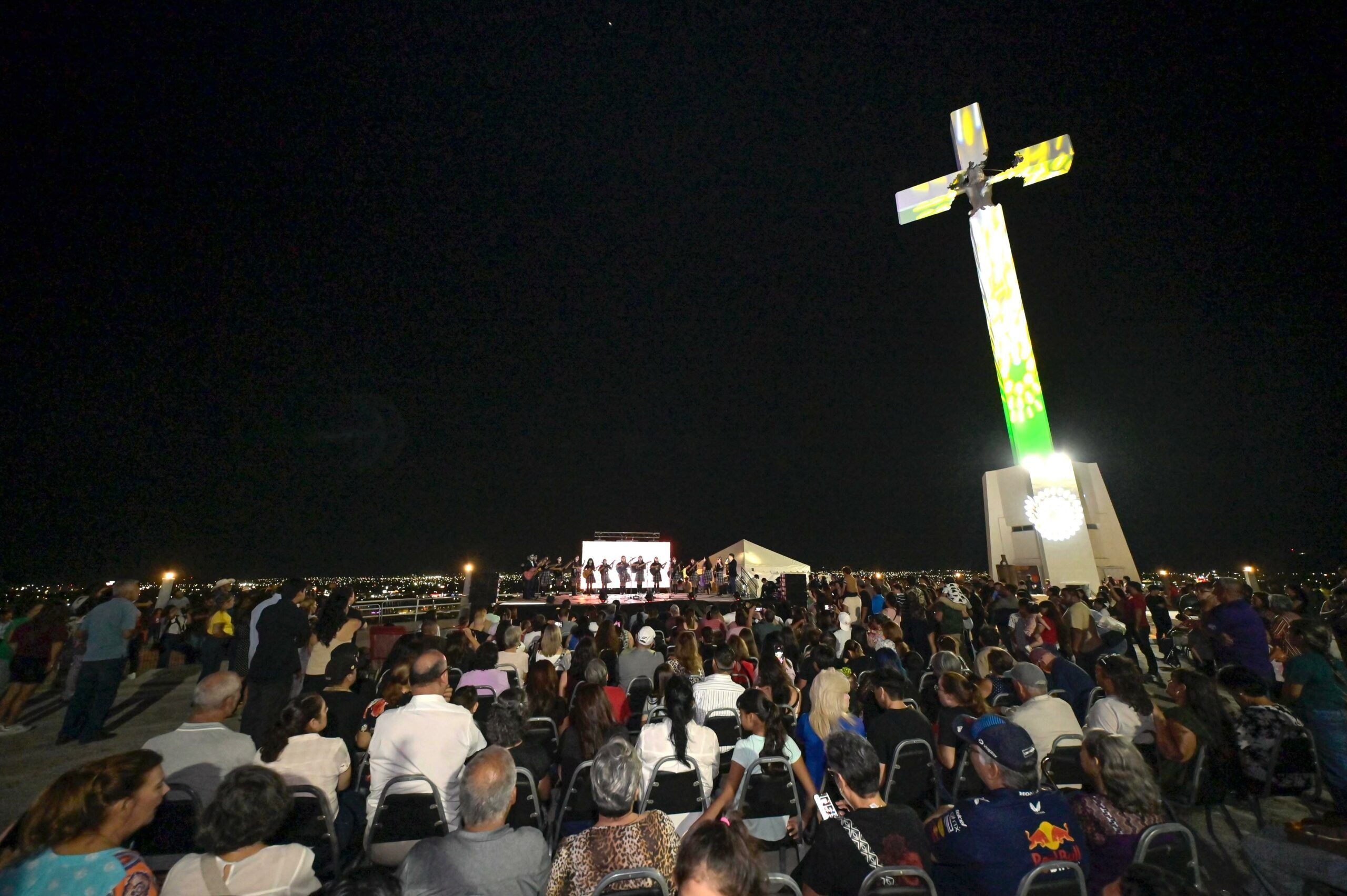 Carlos Villarreal encabeza la primera “Alumbrada” de Día de Muertos Carlos Villarreal encabeza la primera “Alumbrada” de Día de Muertos