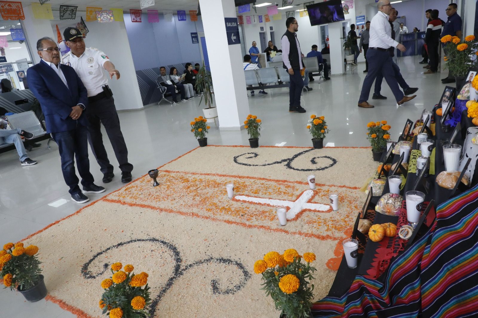 Honra Escobedo a policías con altar y reconoce a oficiales destacados