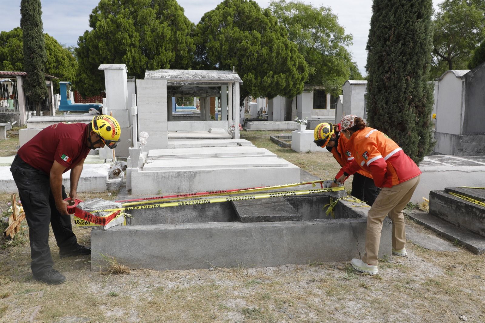 Alista Escobedo panteones para el Día de Muertos