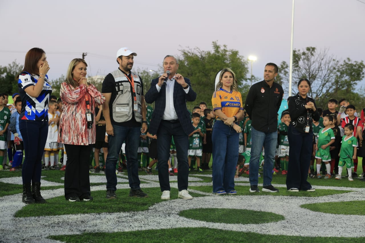 Renueva Guadalupe cancha de fútbol en Lomas de San Miguel