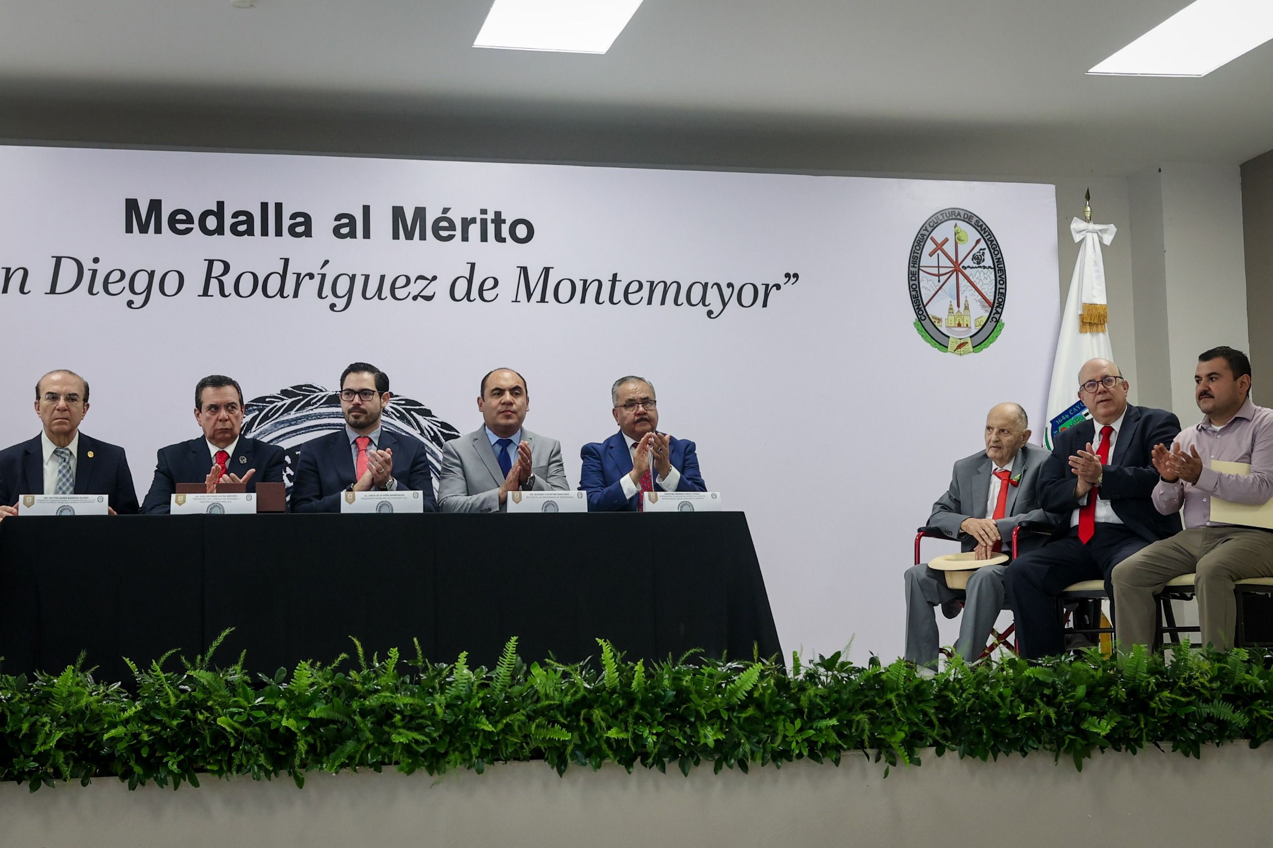 David de la Peña entrega la medalla al mérito “Diego Rodríguez de Montemayor” a tres destacados santiaguenses por su contribución al desarrollo del municipio