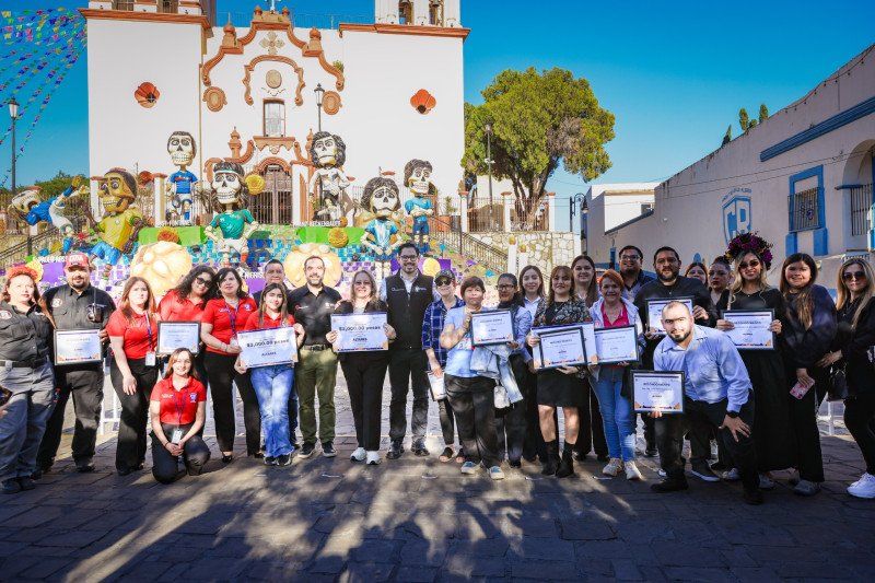 Reconoce David de la Peña altares de muertos elaborados por estudiantes de 10 escuelas de Santiago