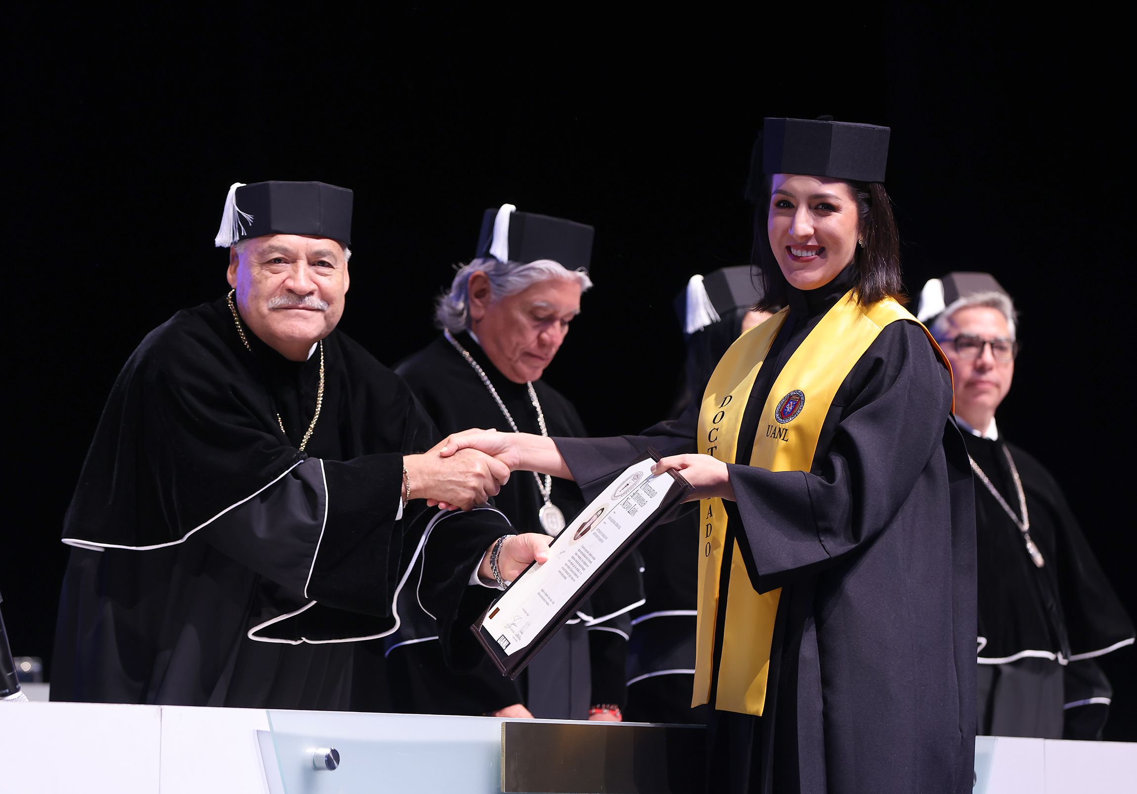 Reconoce UANL esfuerzo y disciplina con entrega de 211 títulos de doctorado