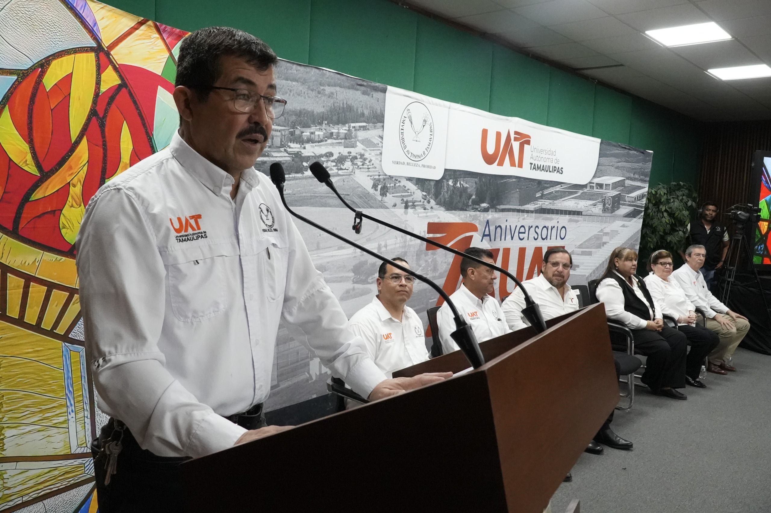 UAT y Secretaría de Educación entregan más de 8 000 becas a universitarios