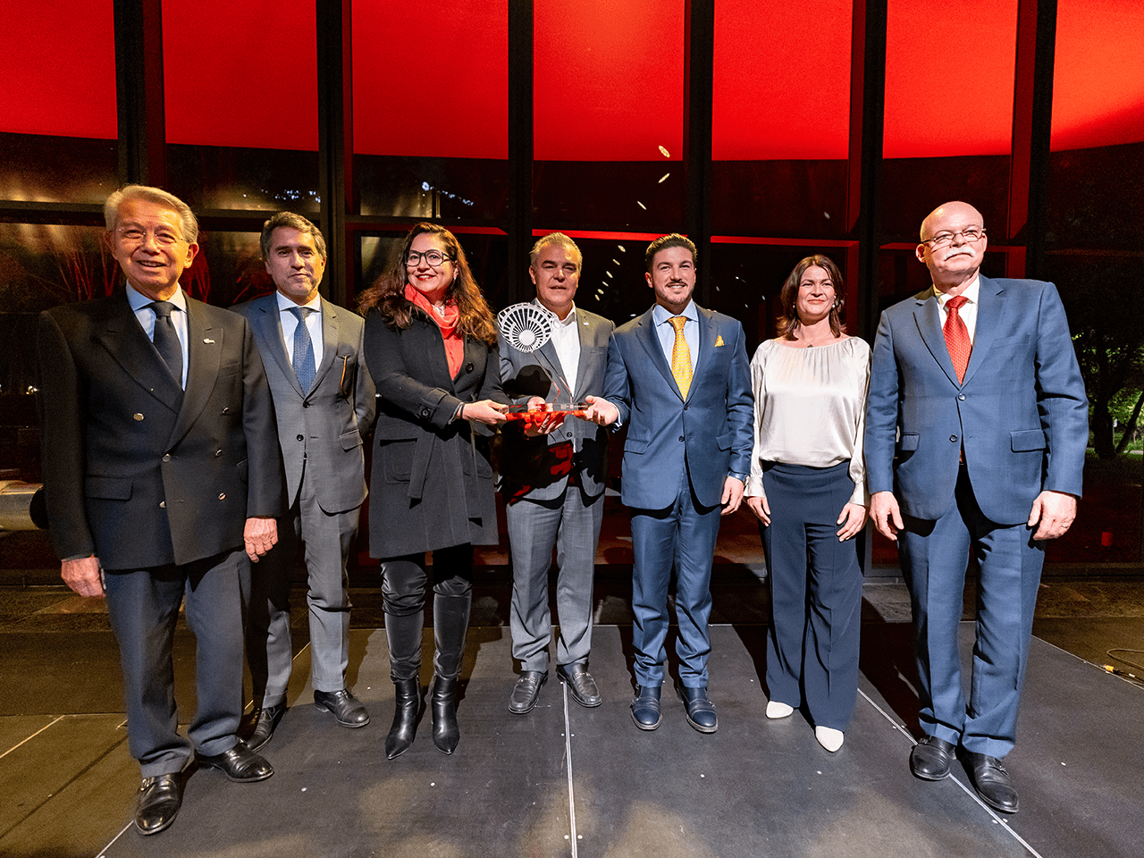 Distingue Samuel García a ganador del Premio Itzamná 2025 en Feria Industrial Transformation México