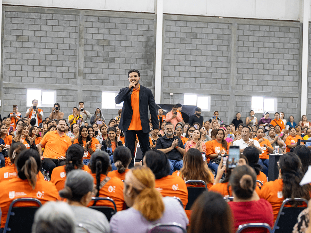 “Nuevo León es para las mujeres”.- Samuel García; entrega tarjetas “Ayudamos” en Cadereyta Jiménez