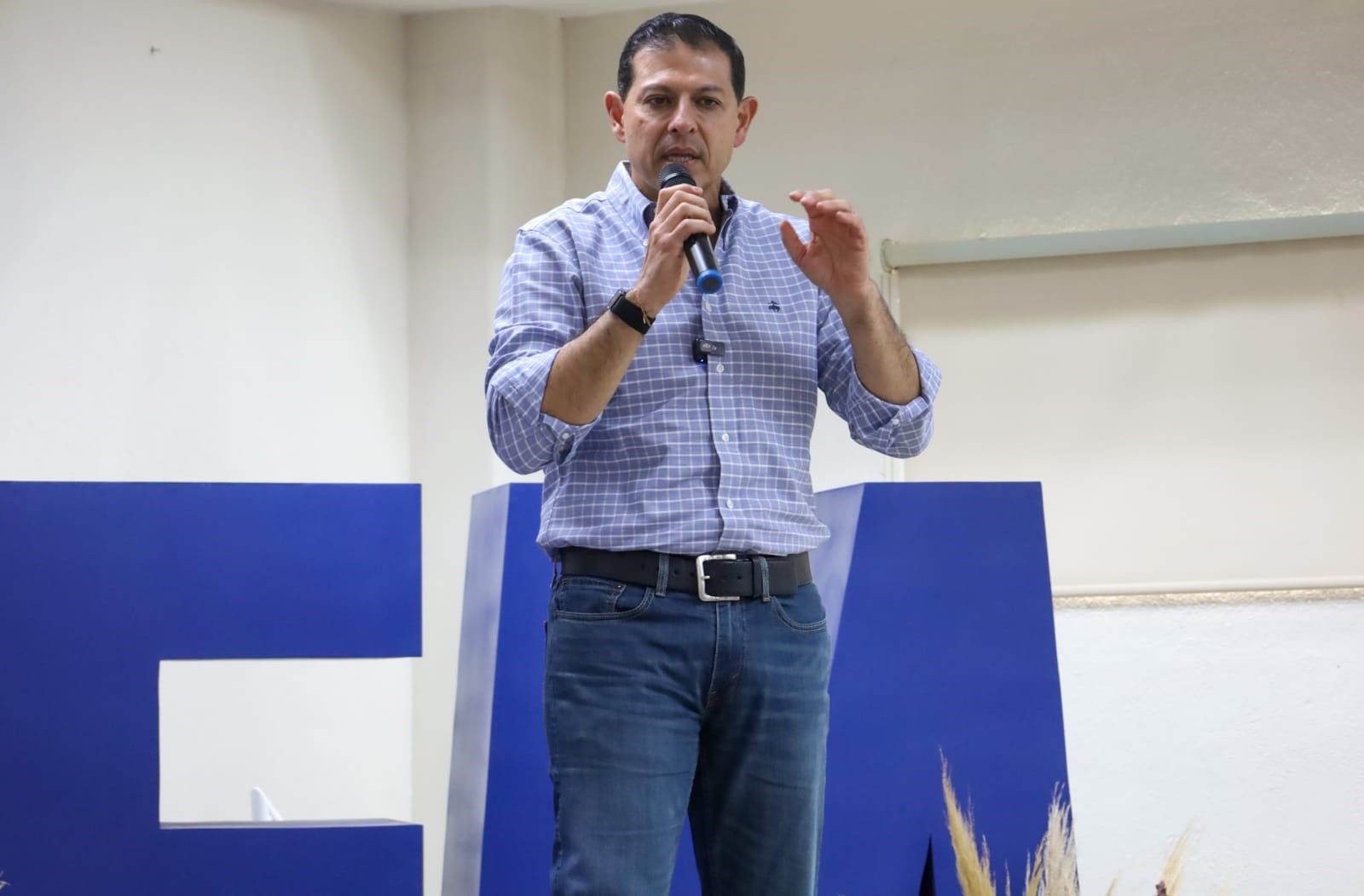 Entrega Octavio Pimentel Rector de la UAdeC Equipos y Mobiliario a FEM y PVC