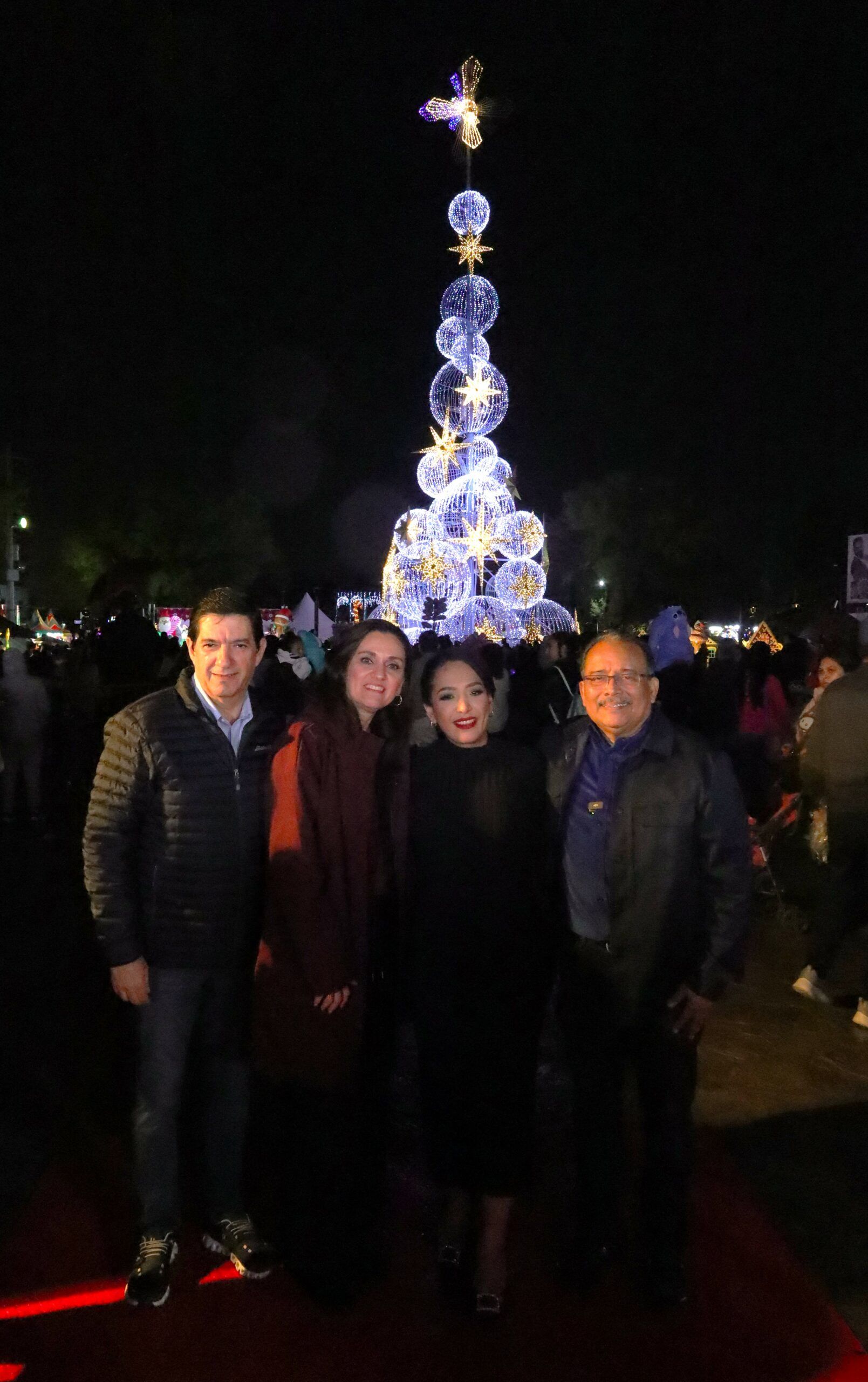 Ilumina la magia de la Navidad a Escobedo; familias disfrutan del encendido del pino